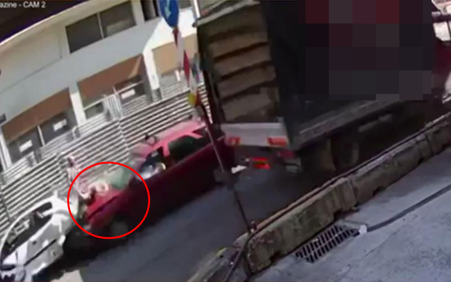 Θεσσαλονίκη: Βίντεο σοκ από τη στιγμή που αυτοκίνητο παρασύρει γυναίκα