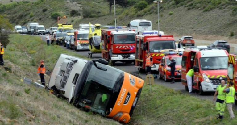 Σοκαριστικό τροχαίο δυστύχημα στη Γαλλία - Ανατράπηκε τουριστικό λεωφορείο - Συγκλονιστικές εικόνες!