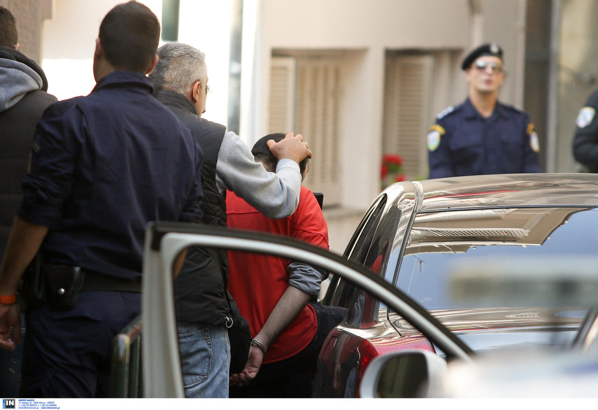 Θεσσαλονίκη: Εισβολή στο τουρκικό προξενείο – Μπήκαν σαν επισκέπτες και σήκωσαν πανό υπέρ των Κούρδων – video