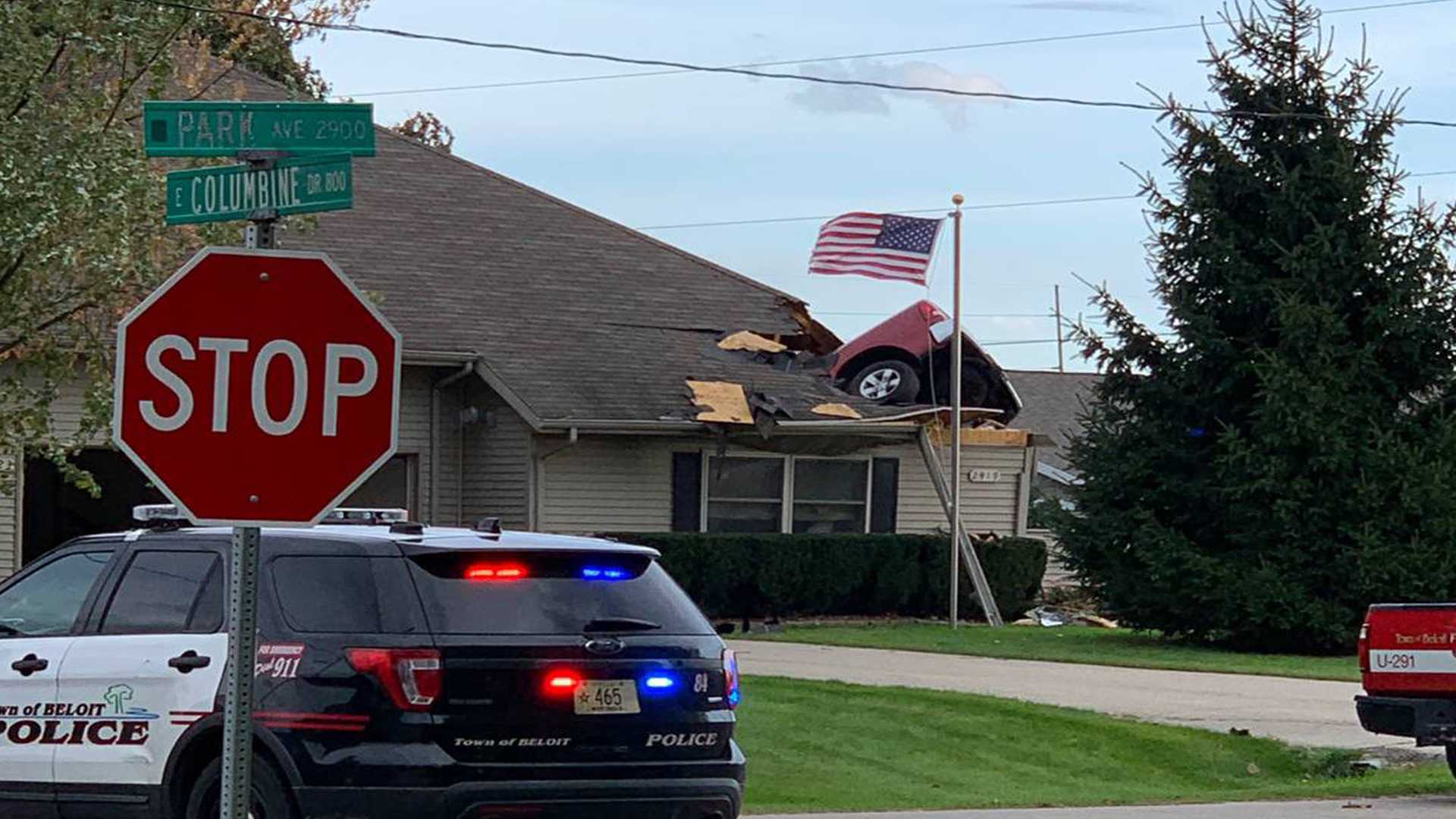 Έβλεπε ποδόσφαιρο στην τηλεόραση και του προσγειώθηκε αυτοκίνητο στο κεφάλι! [vid]