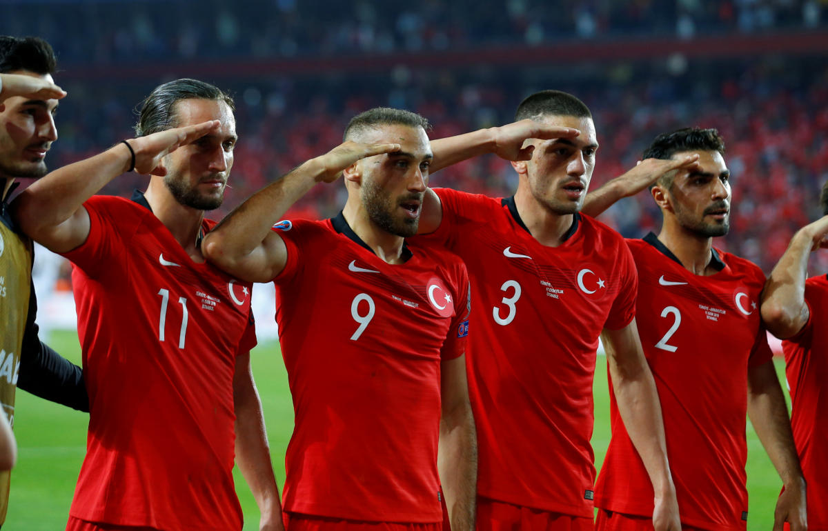 Στρατιωτικός χαιρετισμός από τους παίκτες της Εθνικής Τουρκίας! – video