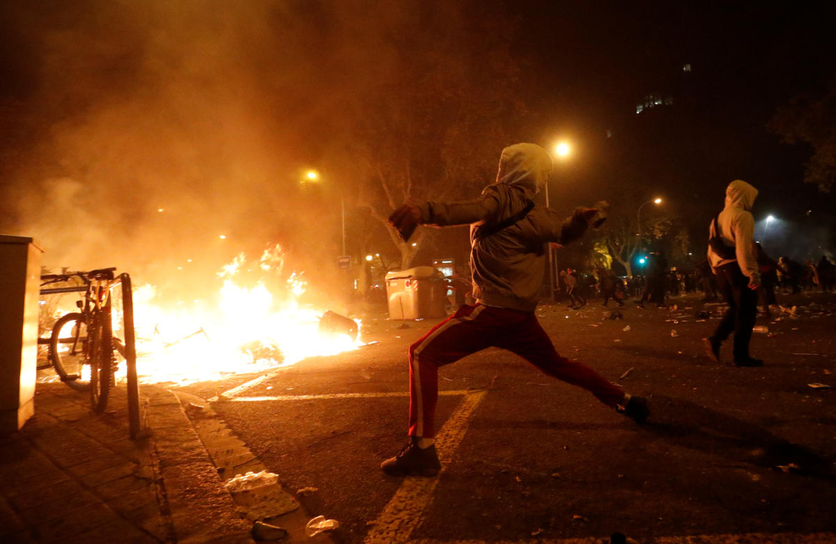 Βαρκελώνη: Άγρια επεισόδια στην πόλη – Εκατοντάδες διαδηλωτές πυρπόλησαν κάδους [pics]