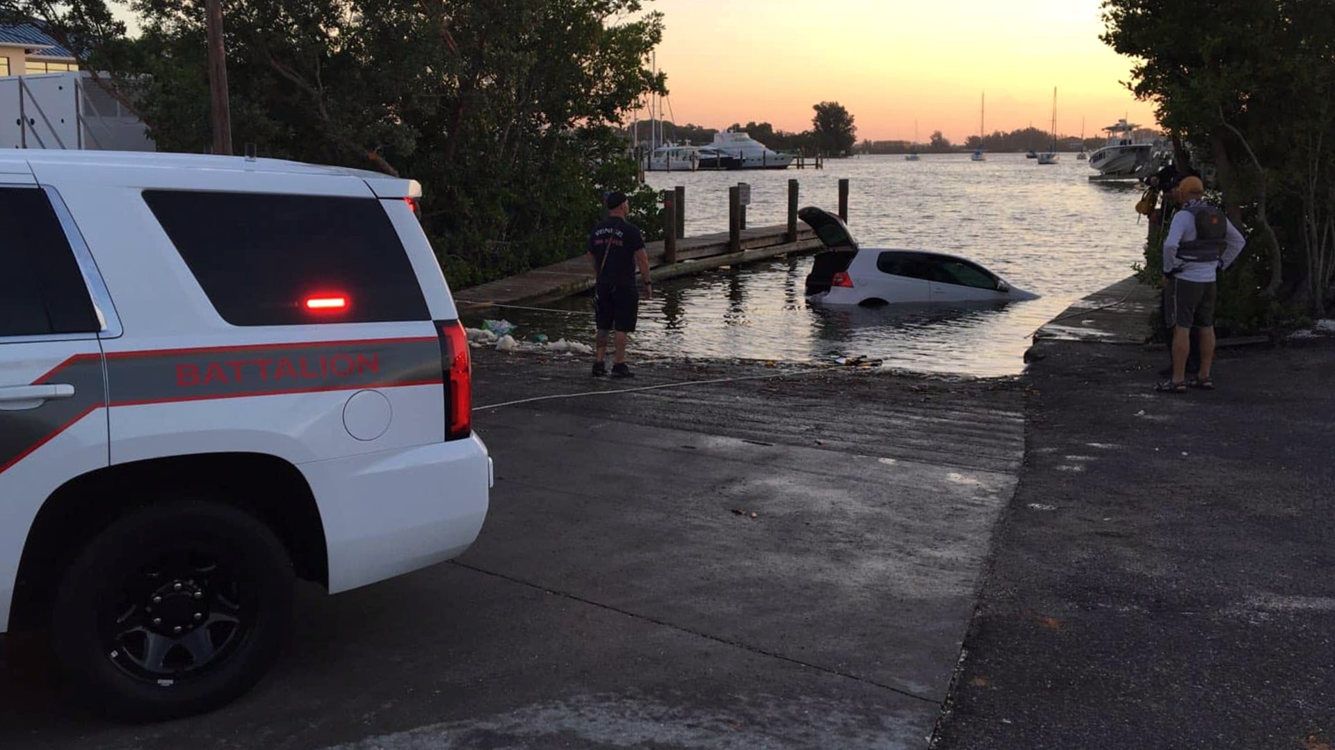 81χρονη έμεινε όλη τη νύχτα εγκλωβισμένη στο μισοβυθισμένο αυτοκίνητό της [pics]
