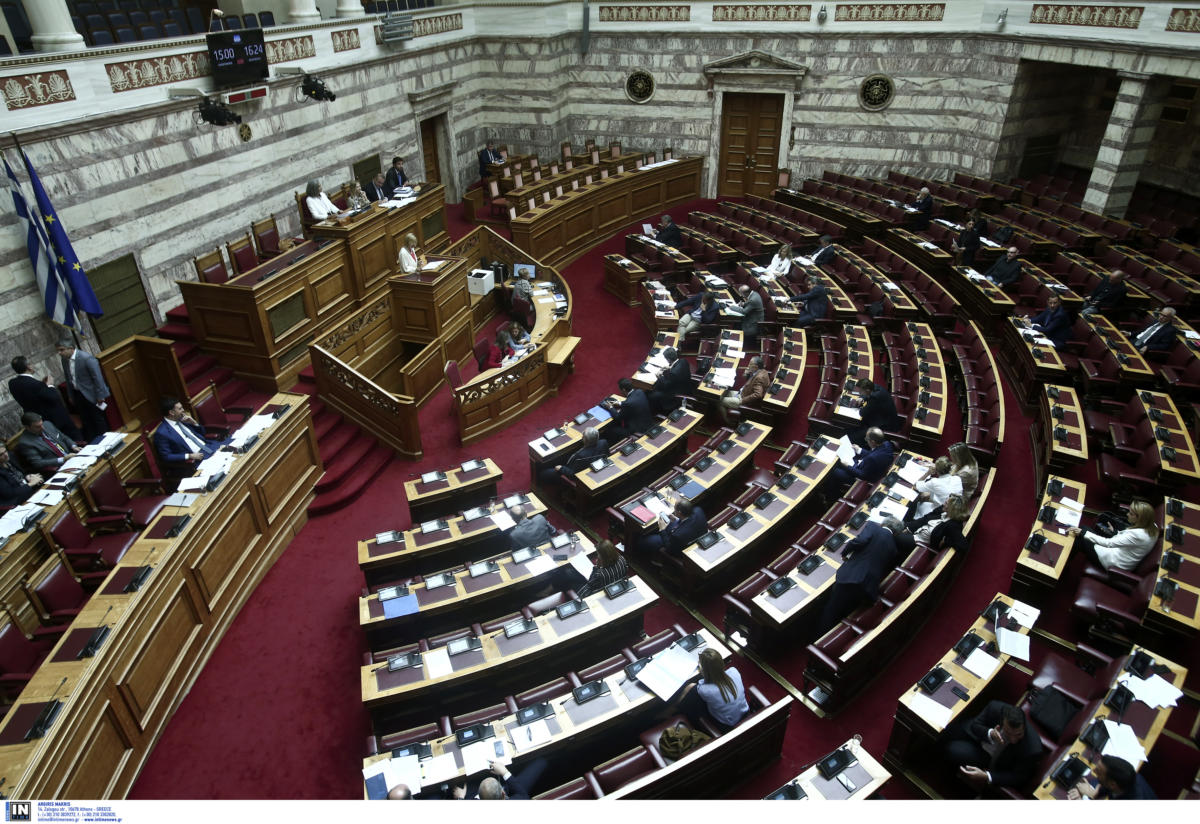 Βουλή: Υπερψηφίστηκε με ευρεία πλειοψηφία το «αντικαπνιστικό νομοσχέδιο»