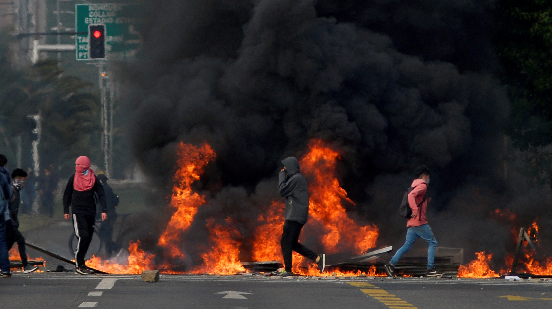 Χιλή: Μαζικές διαδηλώσεις και βίαιες συγκρούσεις – Κάηκαν 5 άνθρωποι μέσα σε εργοστάσιο! video