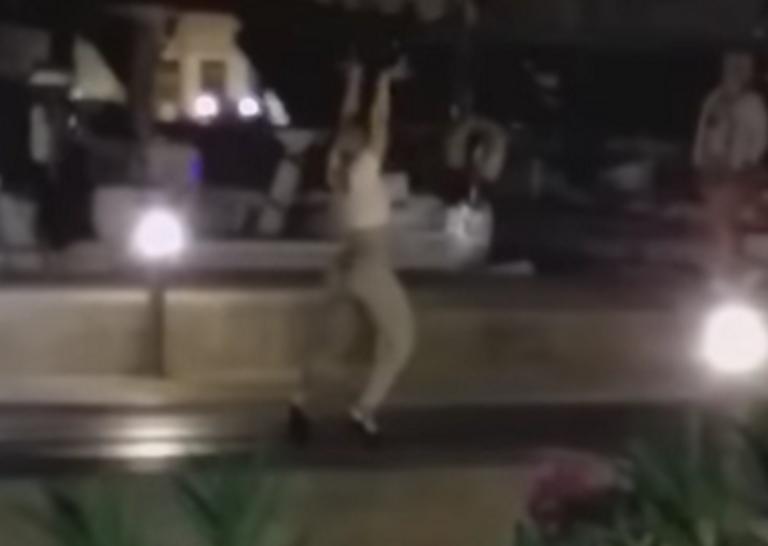Σύρος: Βγήκε από το κότερο με ψηλοτάκουνα και χάρισε θέαμα – Αισθησιακός χορός στη μέση του δρόμου – video