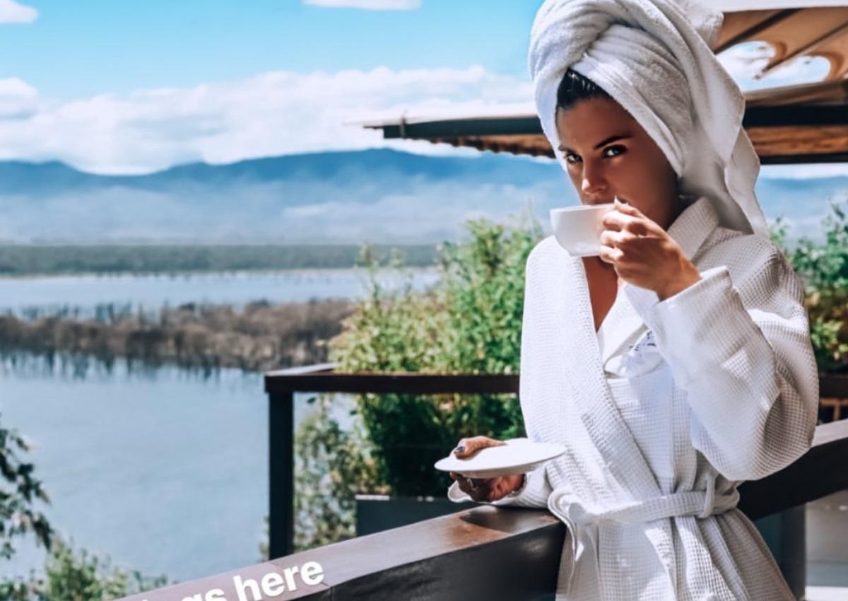 Το ταξίδι της Χριστίνας Μπόμπα στην Αφρική με την κουμπάρα της συνεχίζεται!