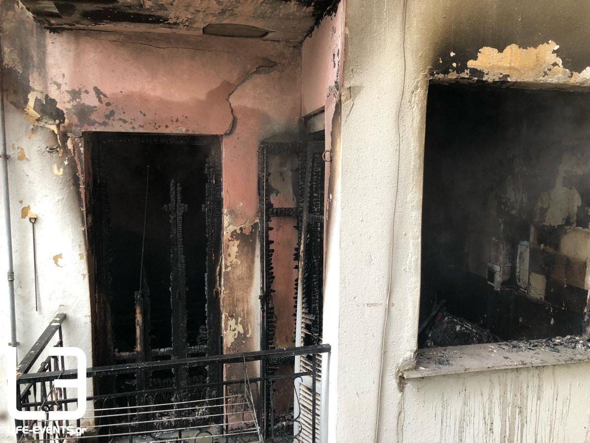 Θεσσαλονίκη: Φωτιά σε διαμέρισμα από αναμμένα κεριά – Βγήκε τρέχοντας ο νεαρός που ήταν μέσα – video