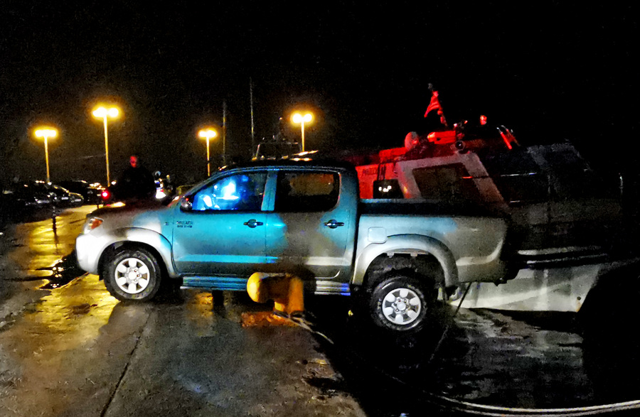 Ναύπλιο: Η στιγμή που αυτοκίνητο βρέθηκε να αιωρείται πάνω από τη θάλασσα – Τι προηγήθηκε στο λιμάνι [pics, video]