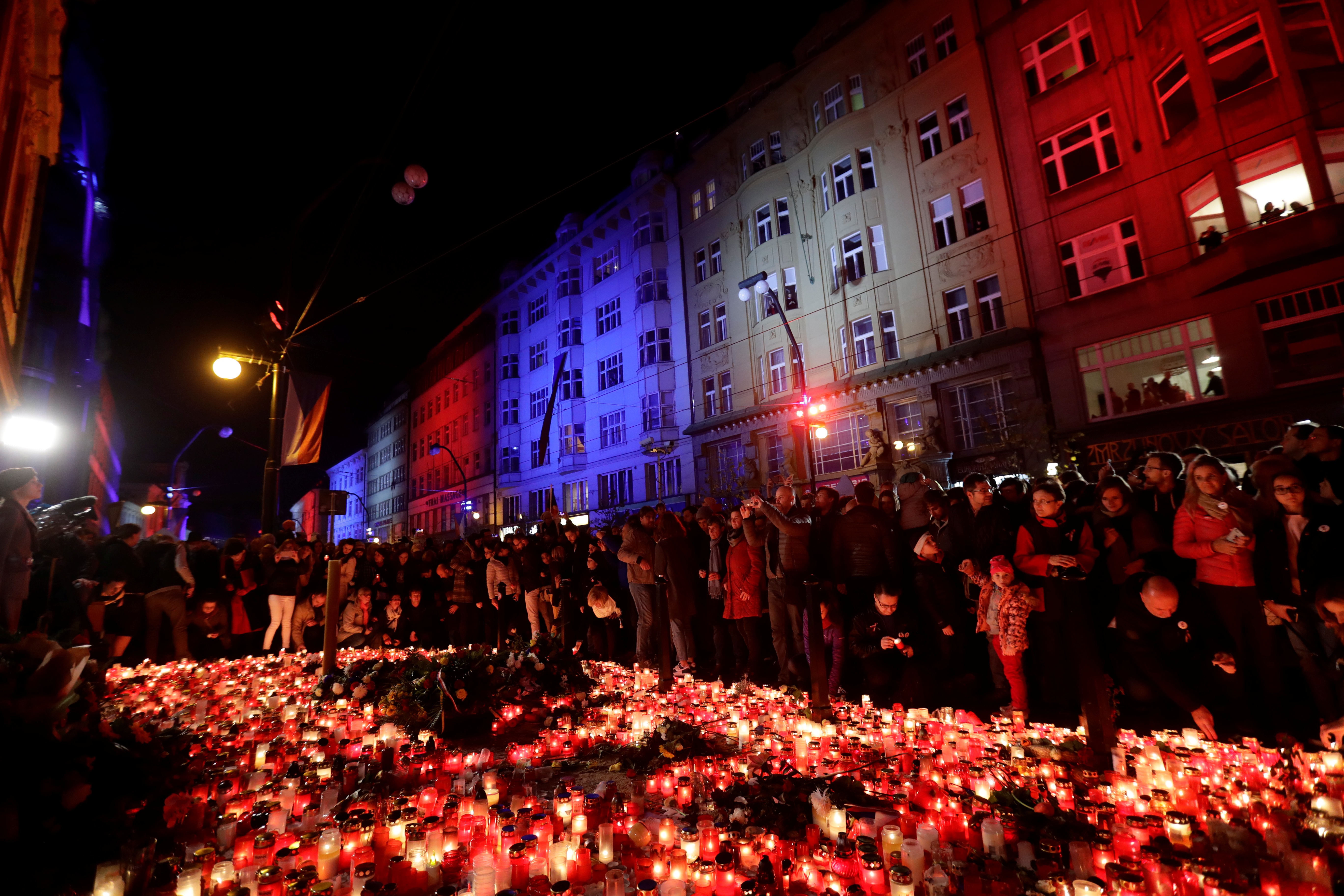 Την 30ή επέτειο της “Βελούδινης Επανάστασης” γιορτάζουν στην Τσεχία και τη Σλοβακία – video