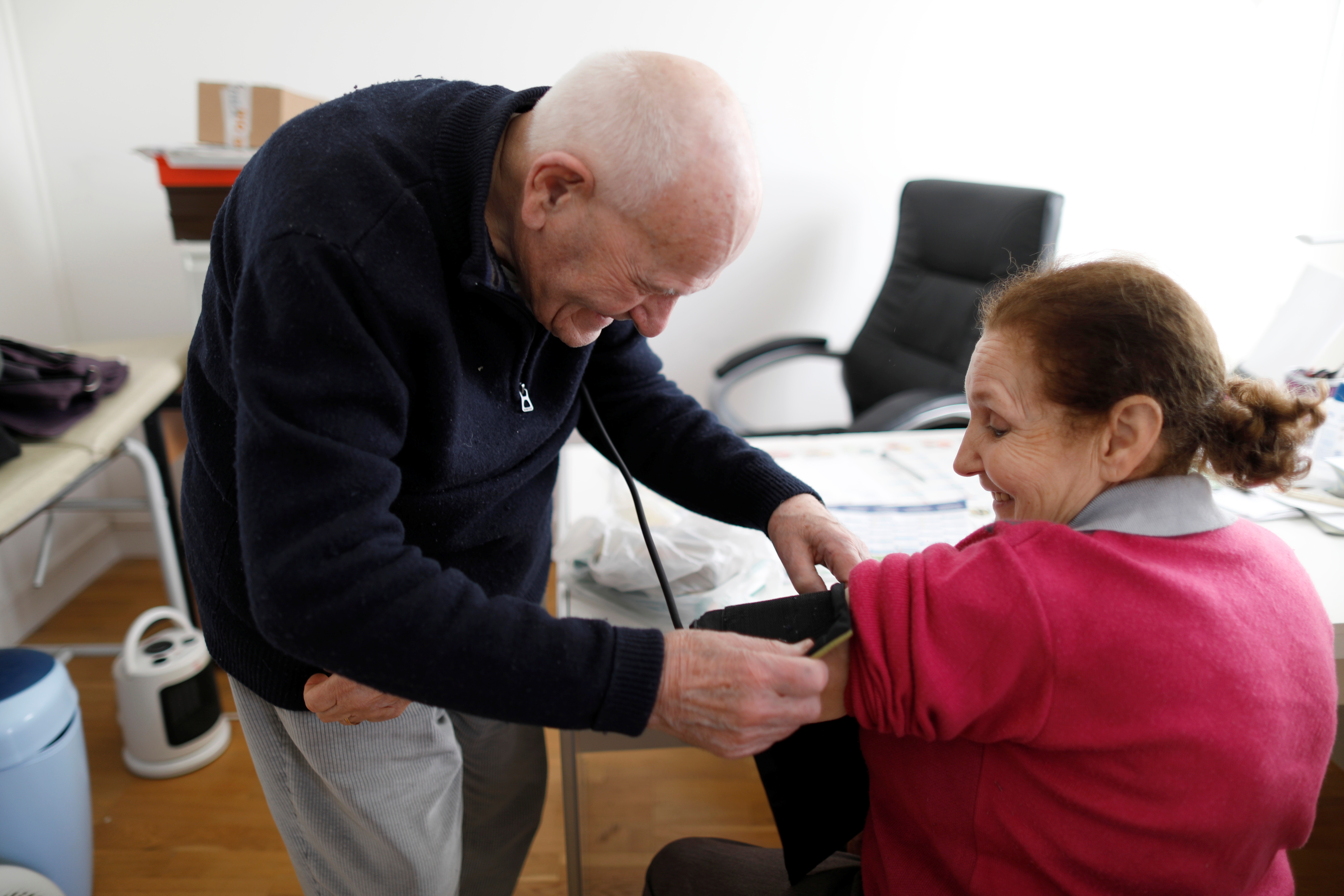 Γιατρός 98 ετών αρνείται να βγει στη σύνταξη και εξακολουθεί να βλέπει ασθενείς!