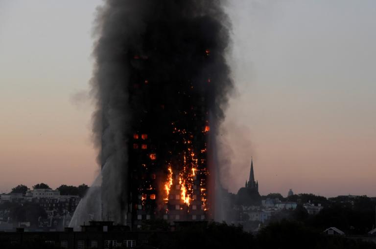 Γκρένφελ: Τσέπωσε χιλιάδες λίρες παριστάνοντας το θύμα της φωτιάς στον ουρανοξύστη! video
