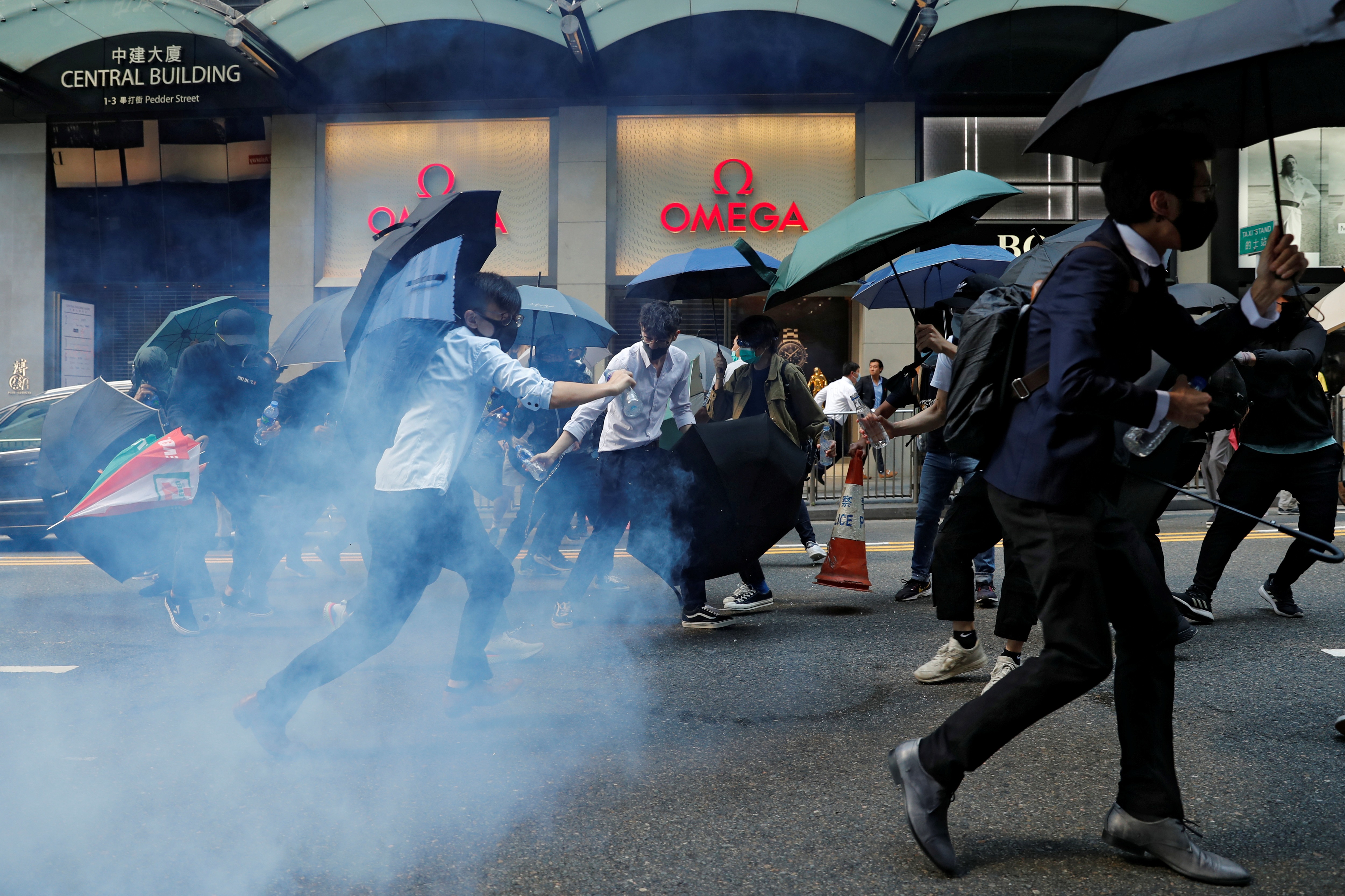 Χονγκ Κονγκ: Αστυνομικοί ξυλοκοπούν άγρια διαδηλωτή! video