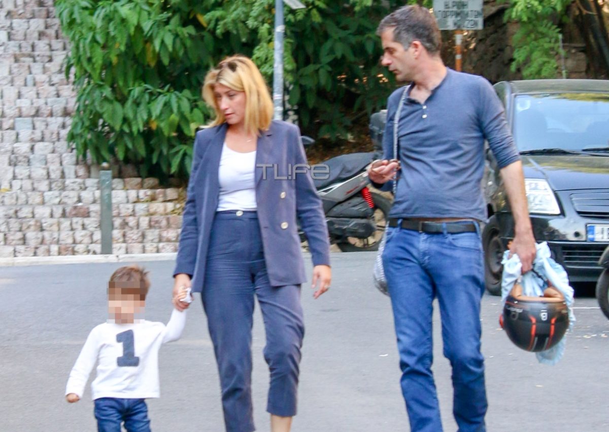 Κώστας Μπακογιάννης – Σία Κοσιώνη: Χαλαρές στιγμές στο κέντρο της Αθήνας με τον μικρό Δήμο! [pics]