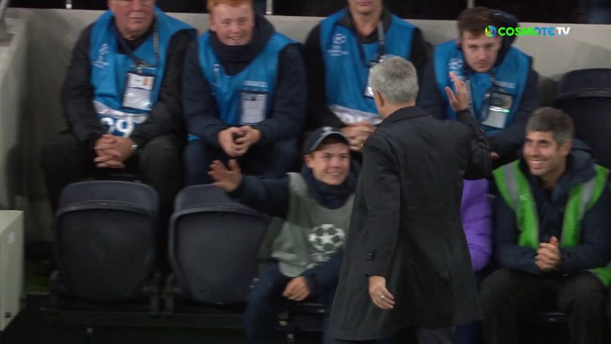 Ο Μουρίνιο αγκάλιασε ένα ball boy! Η εξήγηση του “Special one”