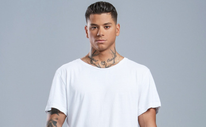 Mike: Ποζάρει γυμνός και κάνει τις θαυμάστριές του να παραμιλούν!