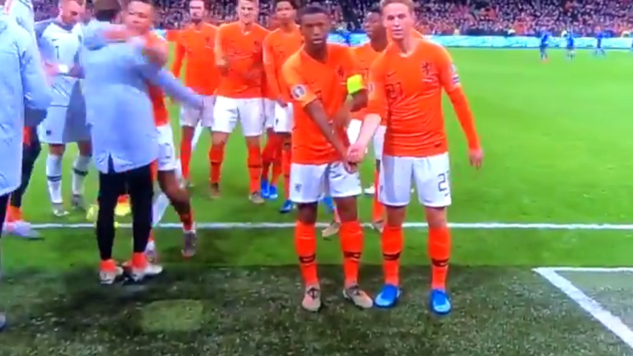Προκριματικά Euro 2020: Φοβερός πανηγυρισμός ενάντια στο ρατσισμό από την Ολλανδία! video