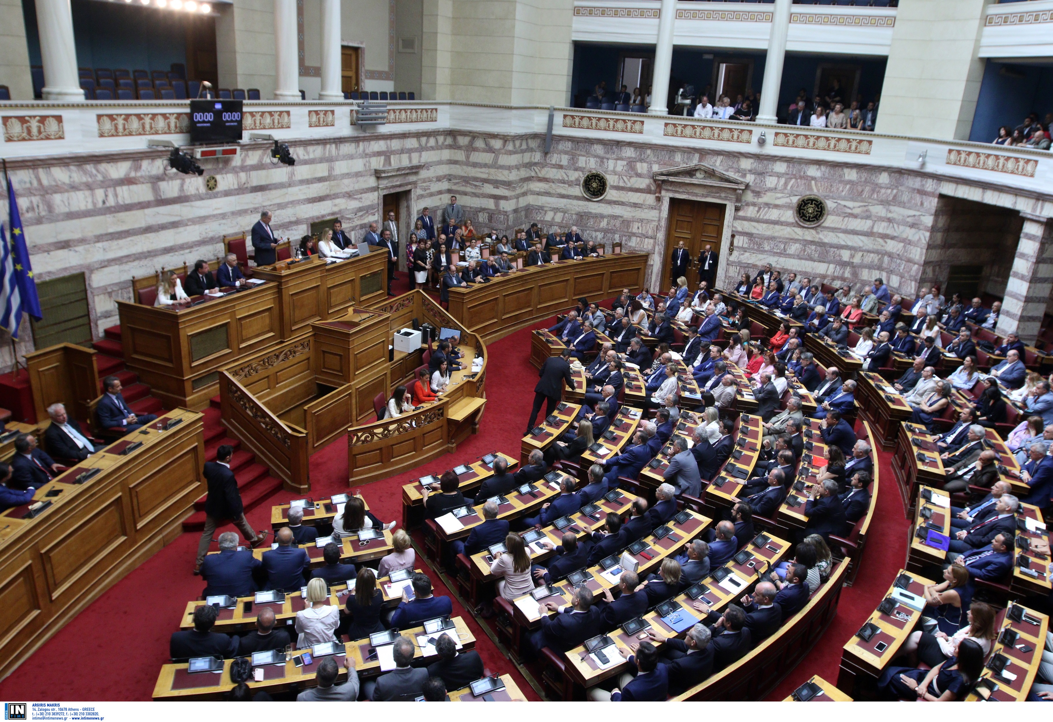 Βουλή: Ποινική ευθύνη υπουργών και ψήφος των Ελλήνων του εξωτερικού στο “μενού” της ολομέλειας