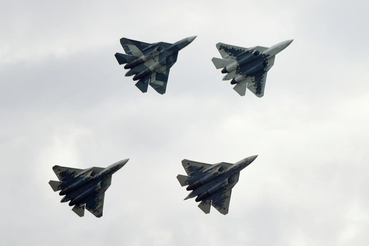 Έκλεψε την παράσταση ο “stealth” σχηματισμός μαχητικών Su-57 μαζί με αεροσκάφη- “συγγενείς” [vid]