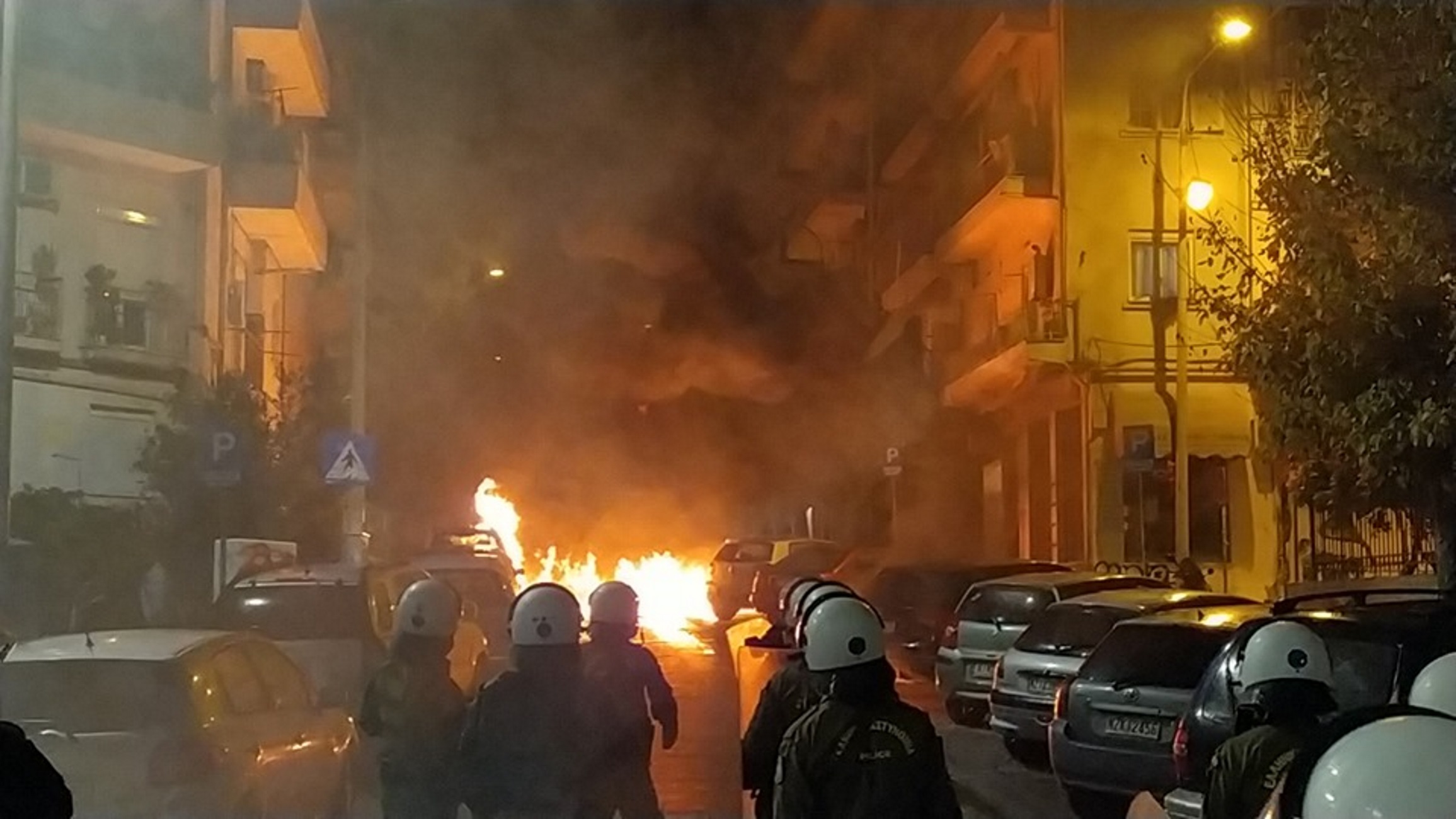 Θεσσαλονίκη: Επεισόδια μετά το τέλος της πορείας – Κάηκαν αυτοκίνητα από μολότοφ – video