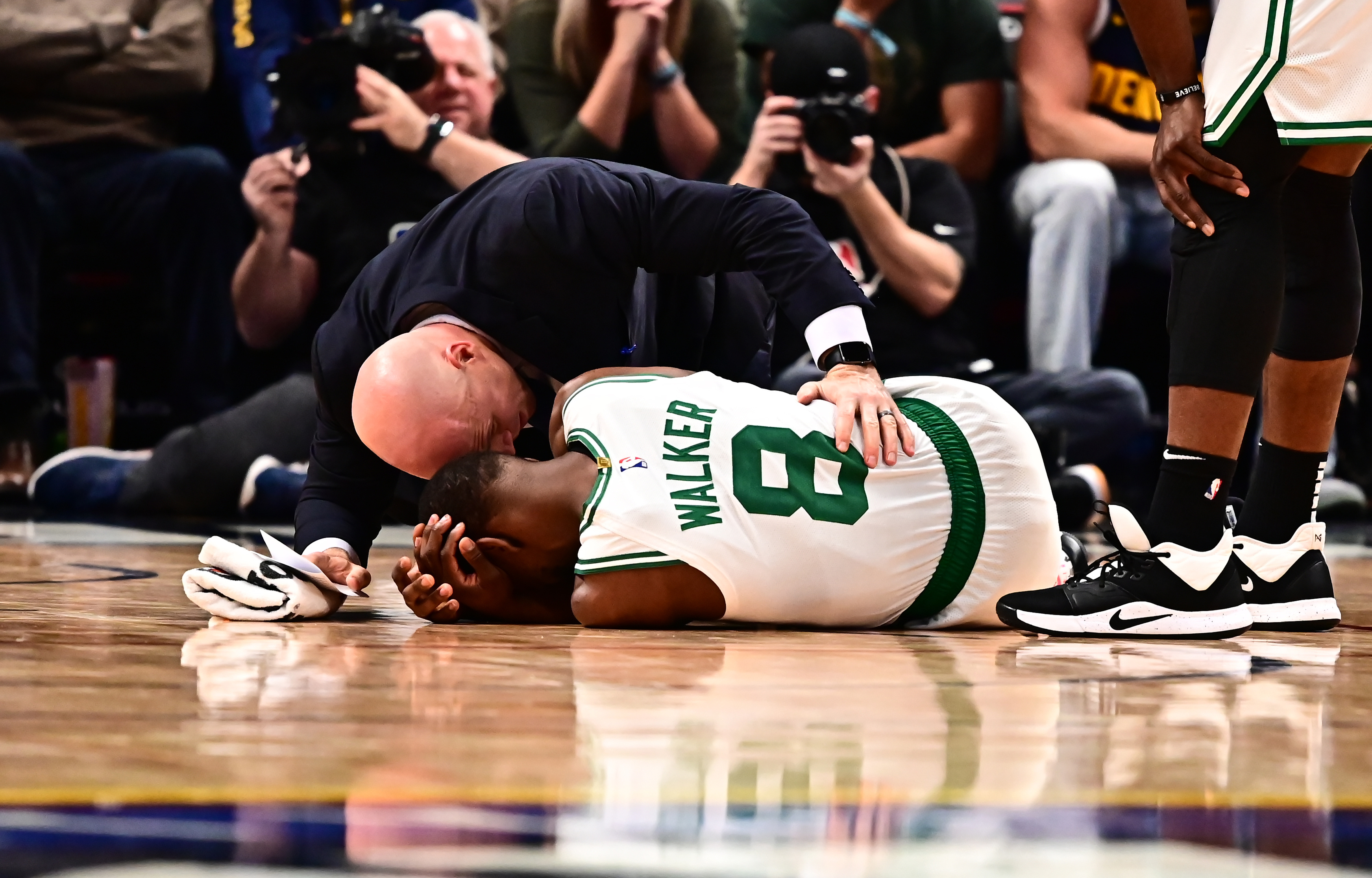 NBA: “Πάγωσαν” με Γουόκερ! Σοκαριστικός τραυματισμός στον αυχένα – video