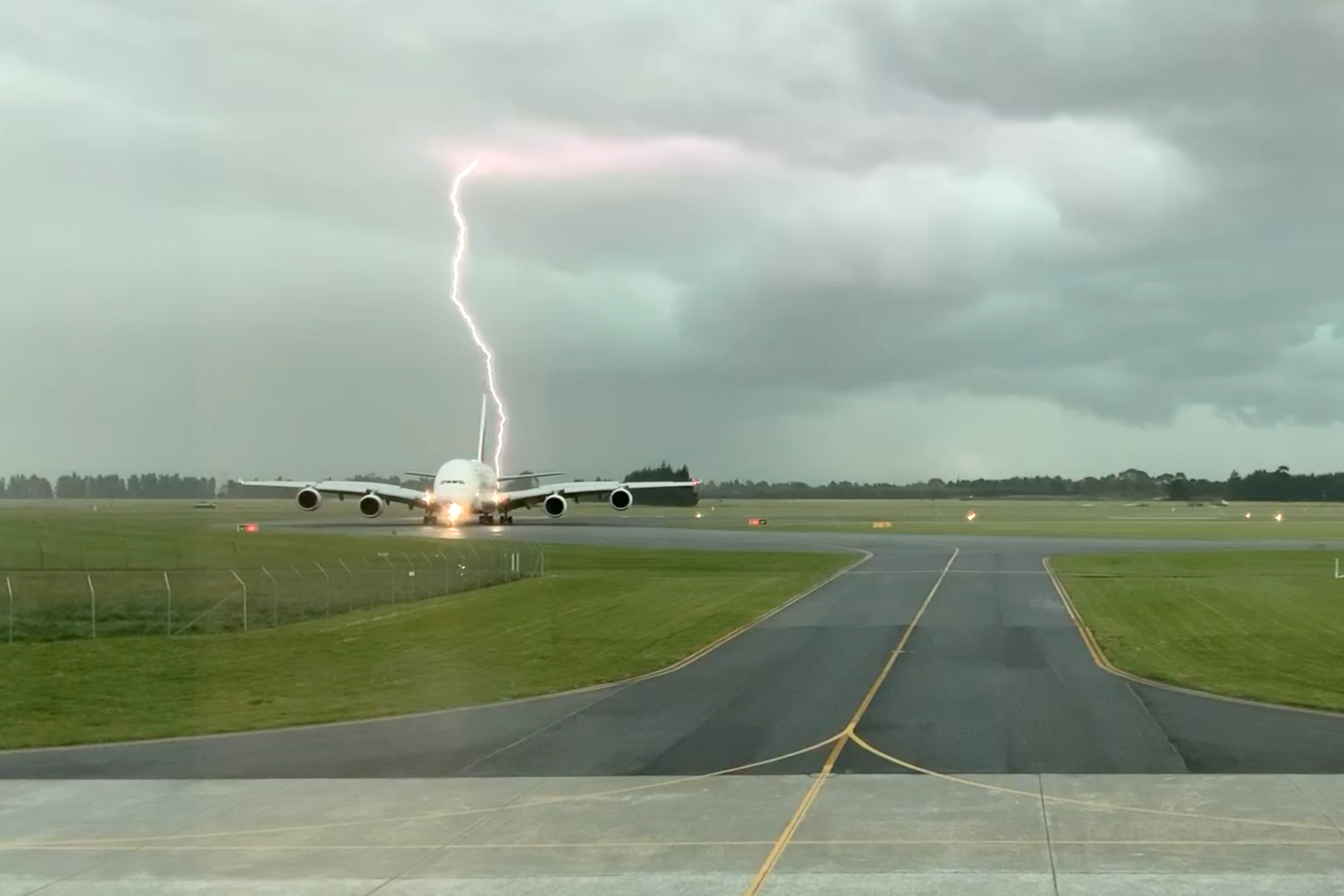 Η στιγμή που κεραυνός «σκάει» δίπλα από ένα Α380!