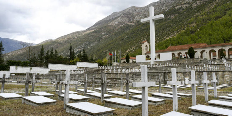 Τα οστά 193 Ελλήνων στρατιωτών, πεσόντων, ηρώων του 40′ ενταφιάστηκαν σήμερα στην Αλβανία