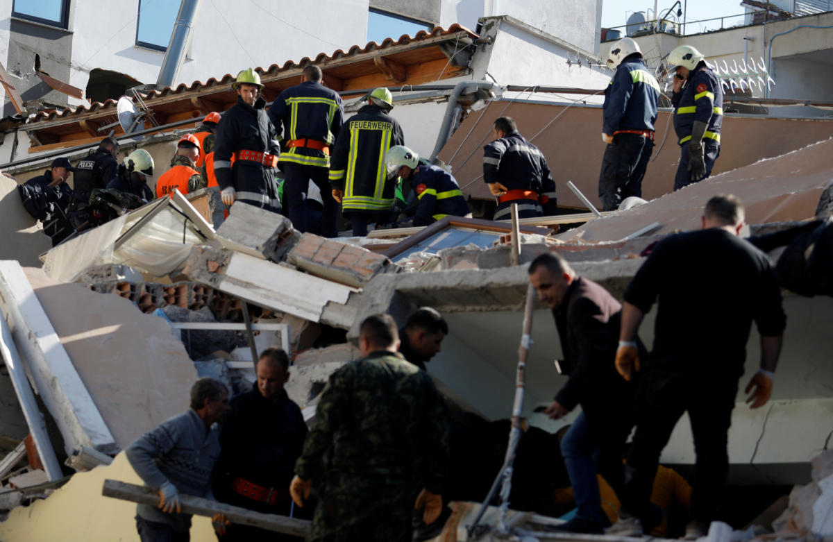 Σεισμός – Αλβανία: Τουλάχιστον 13 οι νεκροί! Με γυμνά χέρια ψάχνουν τα ερείπια