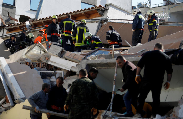 20 δευτερόλεπτα έσπειραν θάνατο και καταστροφή στην Αλβανία – Με γυμνά χέρια ψάχνουν στα ερείπια – "Έπεσε πάνω μας η οροφή"