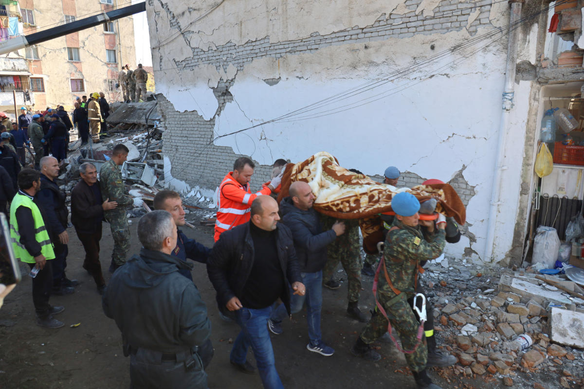 Σεισμός – Αλβανία: Ξέσπασαν σε κλάματα όταν διέσωσαν άνδρα από τα ερείπια