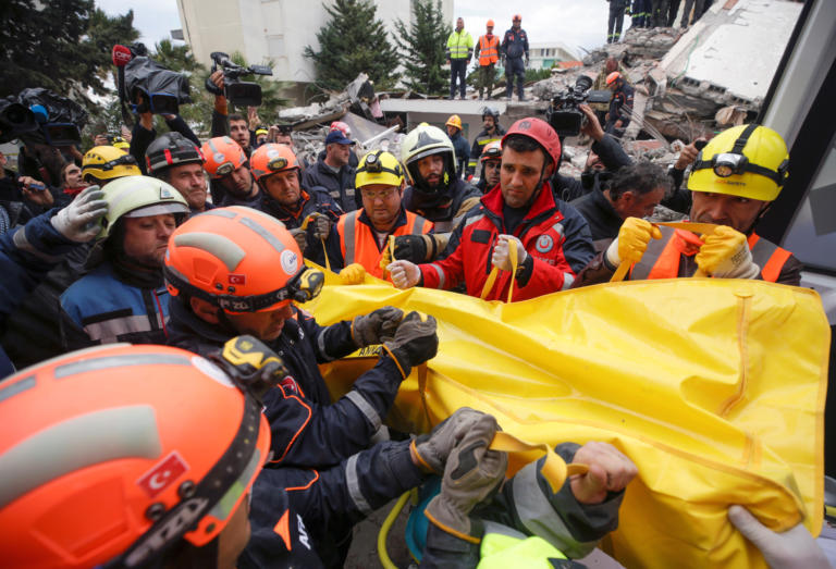 Σεισμός στην Αλβανία: Ανασύρθηκαν νεκροί μάνα με τα τρία παιδιά της! 50 οι νεκροί