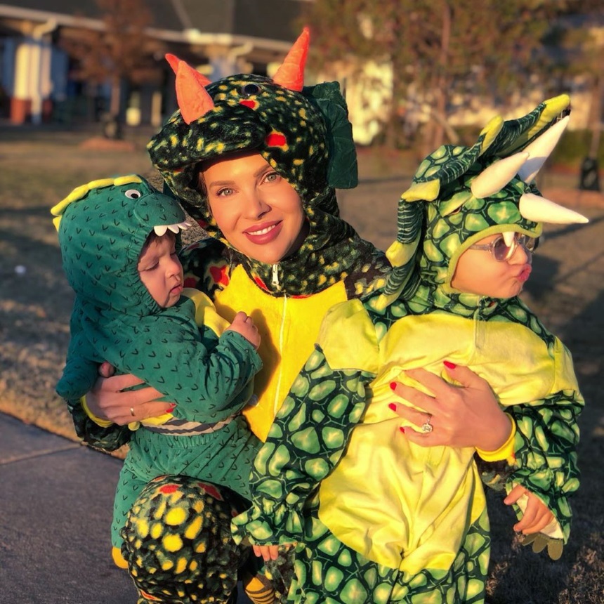 Χριστίνα Αλούπη: Ντύθηκε δεινόσαυρος μαζί με τους γιους της για το Halloween!