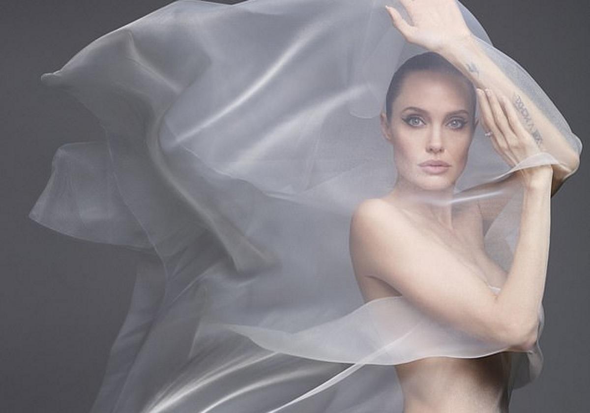 Angelina Jolie: Ποζάρει γυμνή και κάνει αποκαλύψεις! Φωτογραφίες