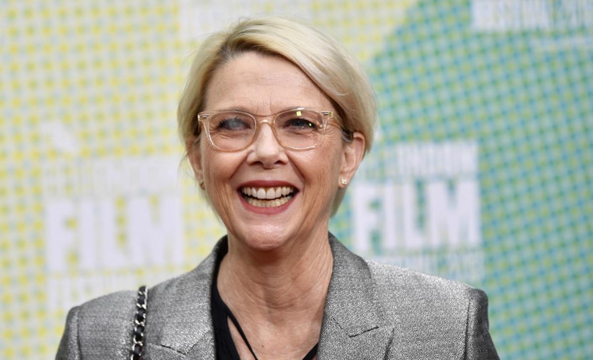 Η Ανέτ Μπένινγκ δηλώνει πολύ περήφανη για τον τρανσέξουαλ γιο της