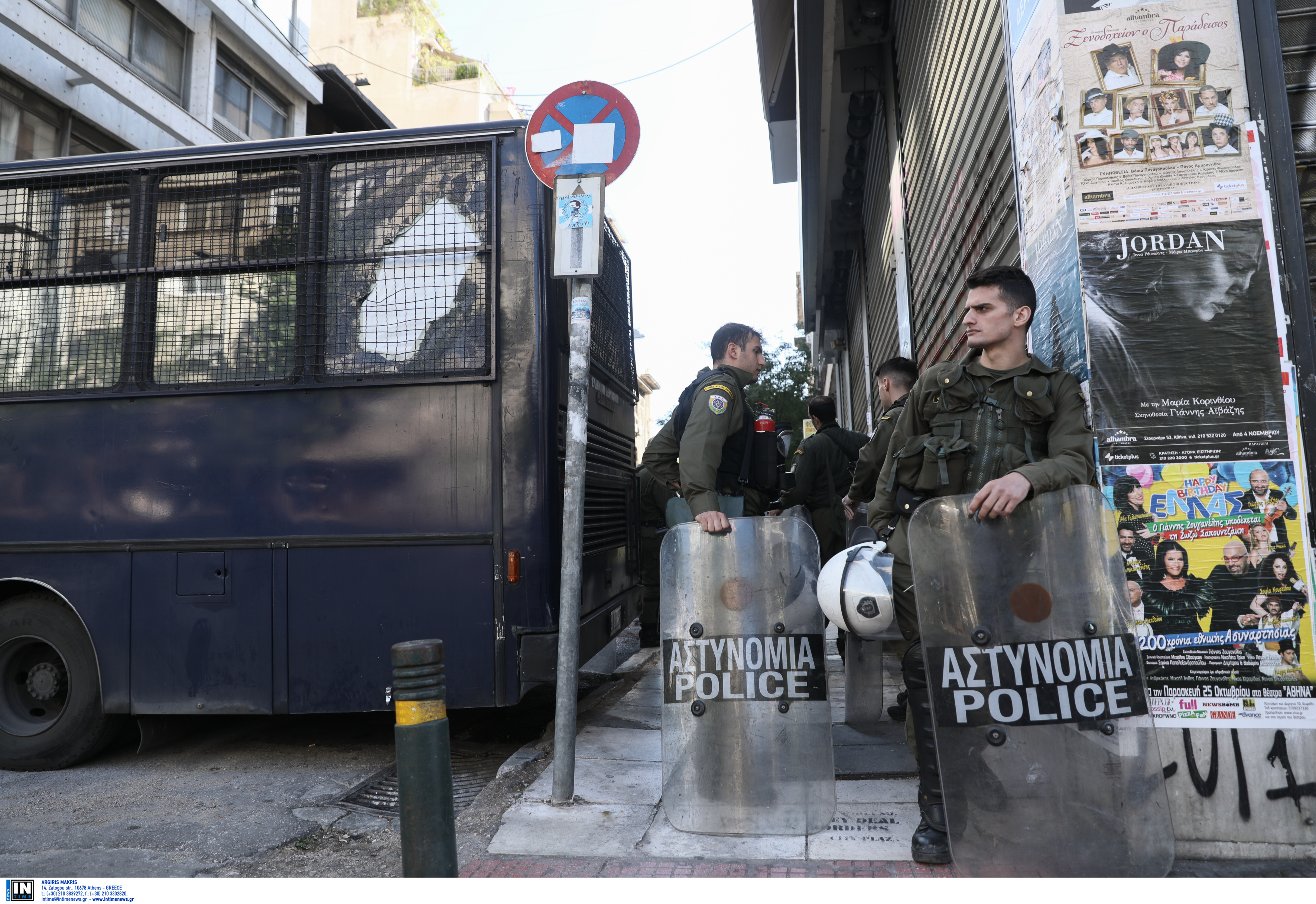 Καρέ καρέ η επιχείρηση της αστυνομίας σε κτίριο στην ΑΣΟΕΕ – Τέσσερις προσαγωγές