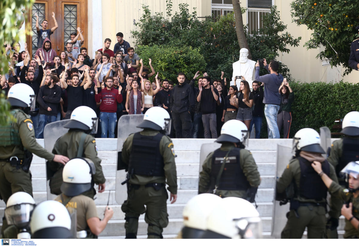 Επεισόδια στην ΑΣΟΕΕ – Κατάσταση πολιορκίας με τα ΜΑΤ μέσα στο Πανεπιστήμιο