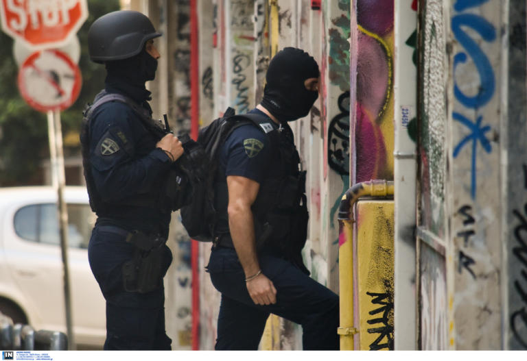 «Ντου» της αστυνομίας σε υπό κατάληψη κτίριο δίπλα στην ΑΣΟΕΕ - Μεγάλη επιχείρηση, τέσσερις προσαγωγές