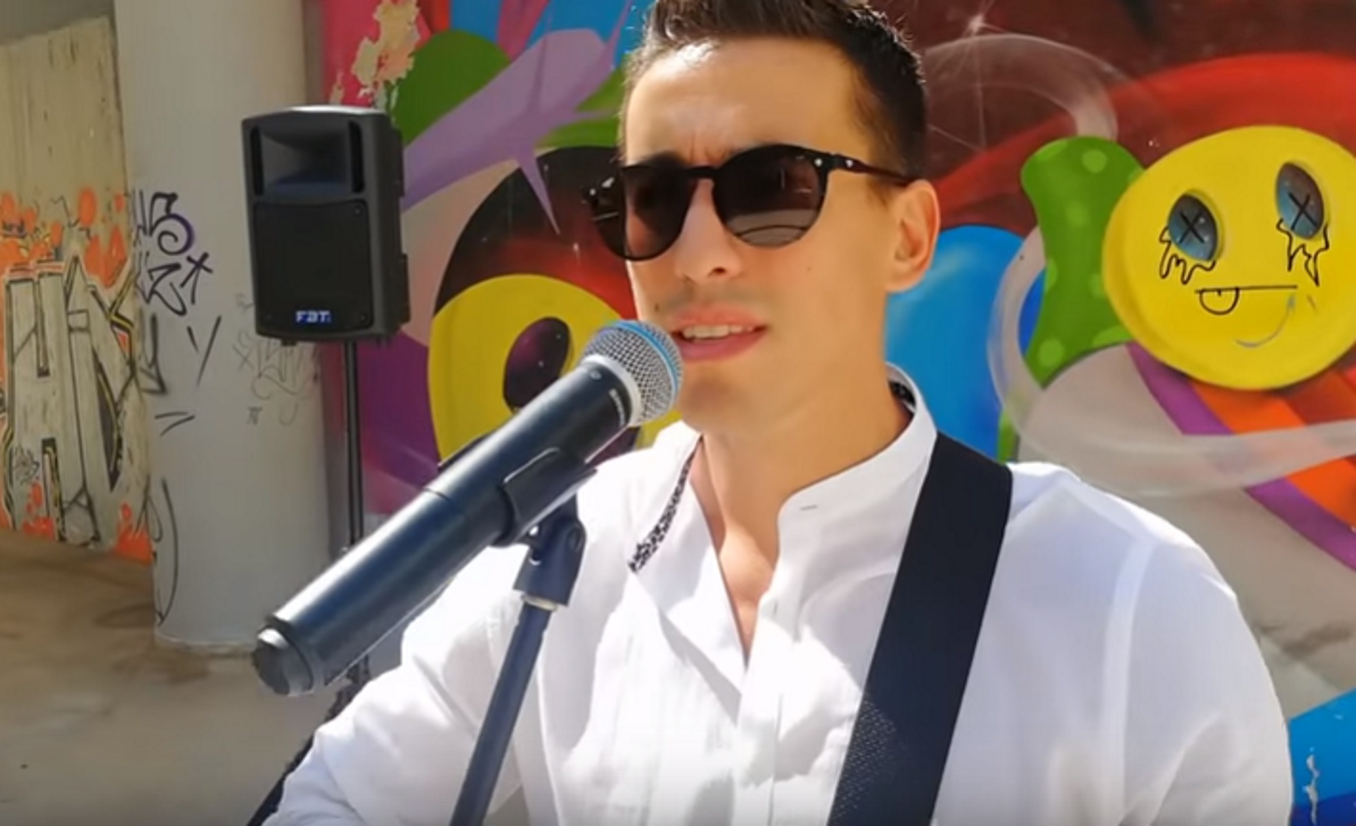 Μάριος Δαρβίρας: Ο αστυνομικός που τραγούδησε στο Μοναστηράκι – Video