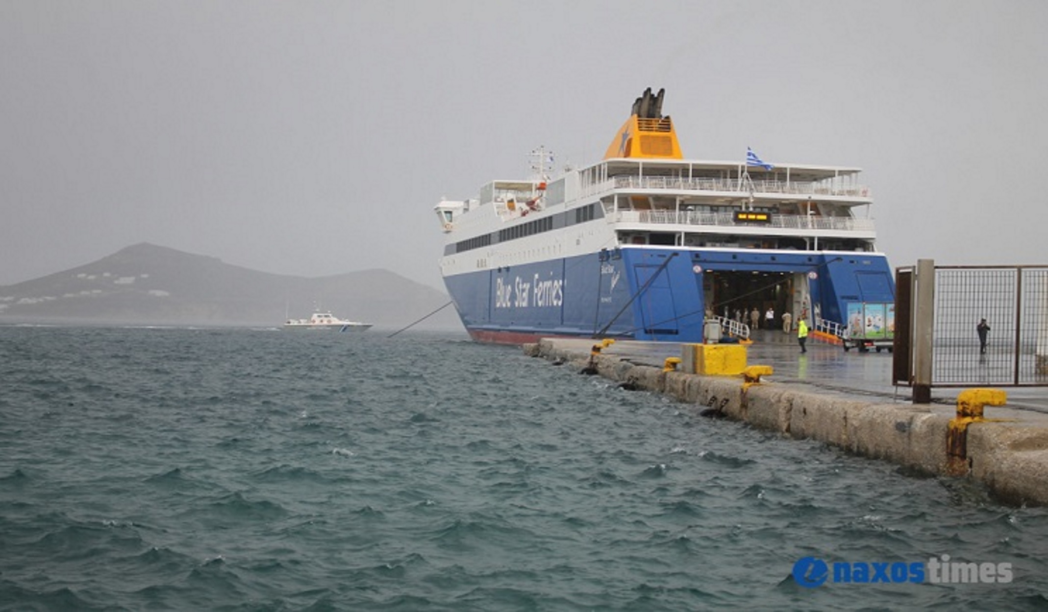 Δεμένο στη Νάξο μέχρι… νεοτέρας το Blue Star Naxos μετά την εισροή υδάτων στη Σχοινούσα! video