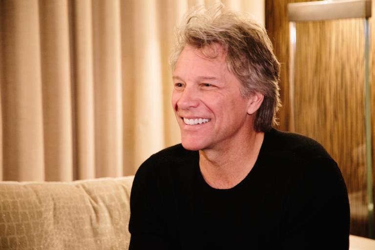 Πάνω από 100.000 δωρεάν γεύματα έχει προσφέρει ο Bon Jovi