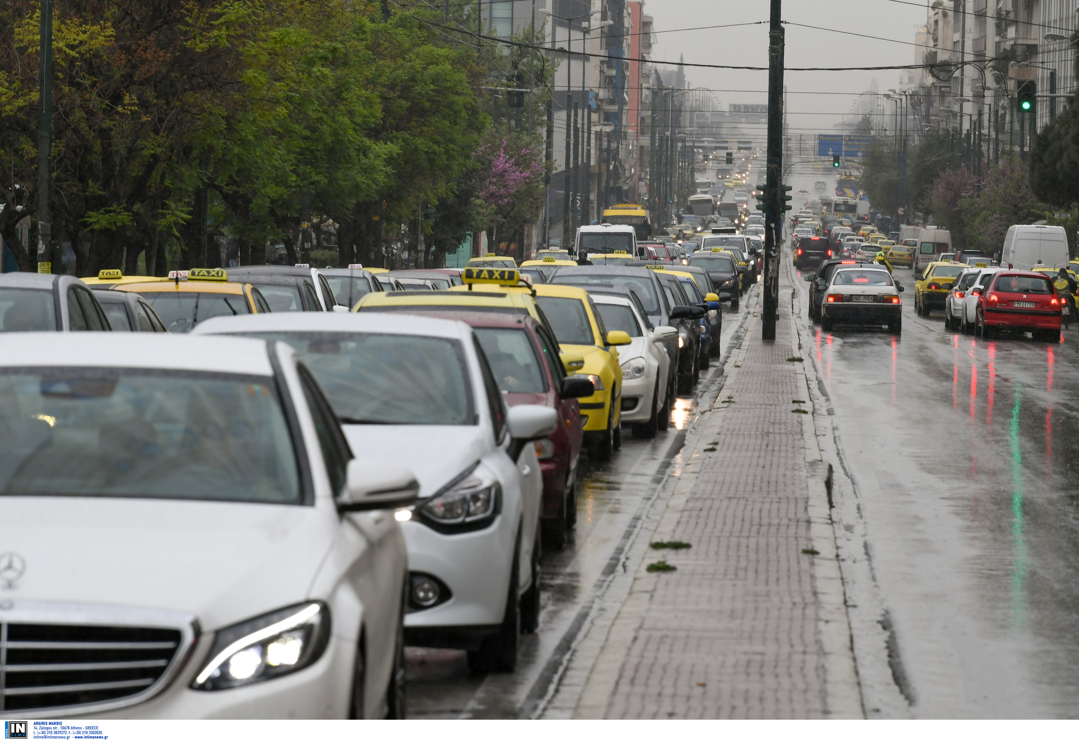 Καιρός: Κίνηση παντού! Ανατροπή φορτηγού στην Αθηνών – Λαμίας, διακοπή κυκλοφορίας στη Μαρκοπούλου
