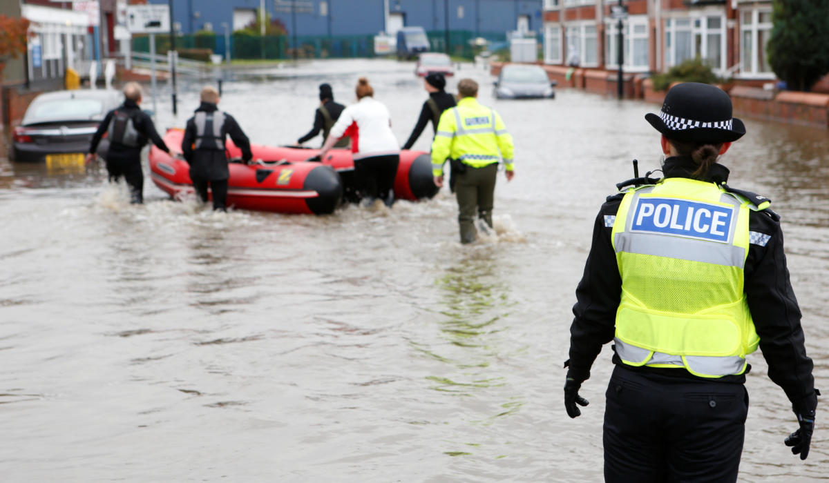 Κατακλυσμός και πλημμύρες στη Βρετανία! Εκκενώνονται σπίτια – ένας νεκρός!