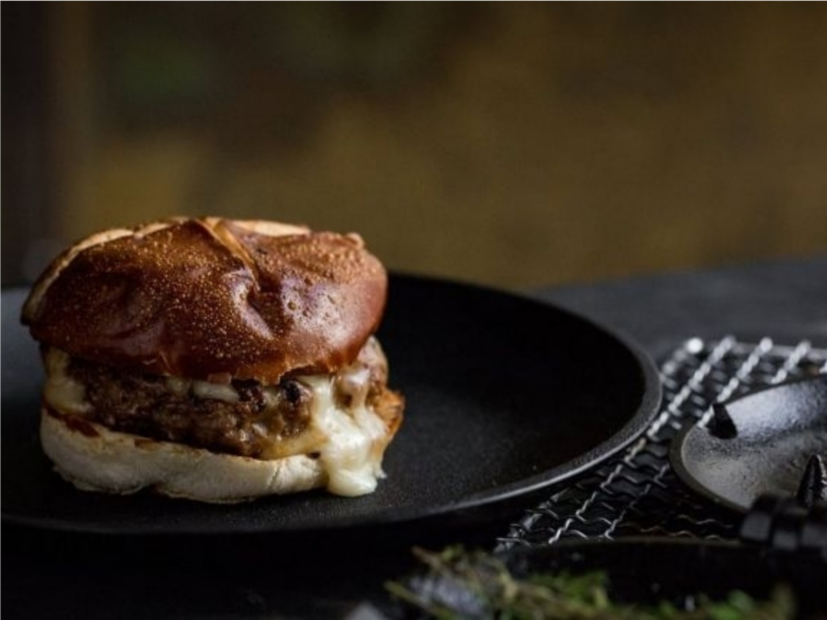 Ένα burger πολύ διαφορετικό απ’ ότι έχουμε συνηθίσει (vid)