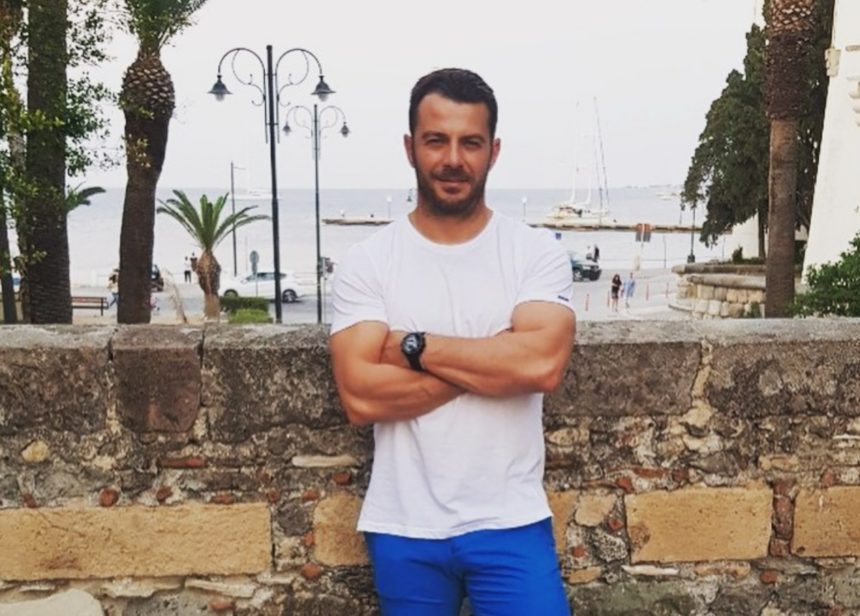 Γιώργος Αγγελόπουλος: Πήγε στη Σκιάθο και πόζαρε μαζί με τον κούκλο αδελφό του, Χάρη!