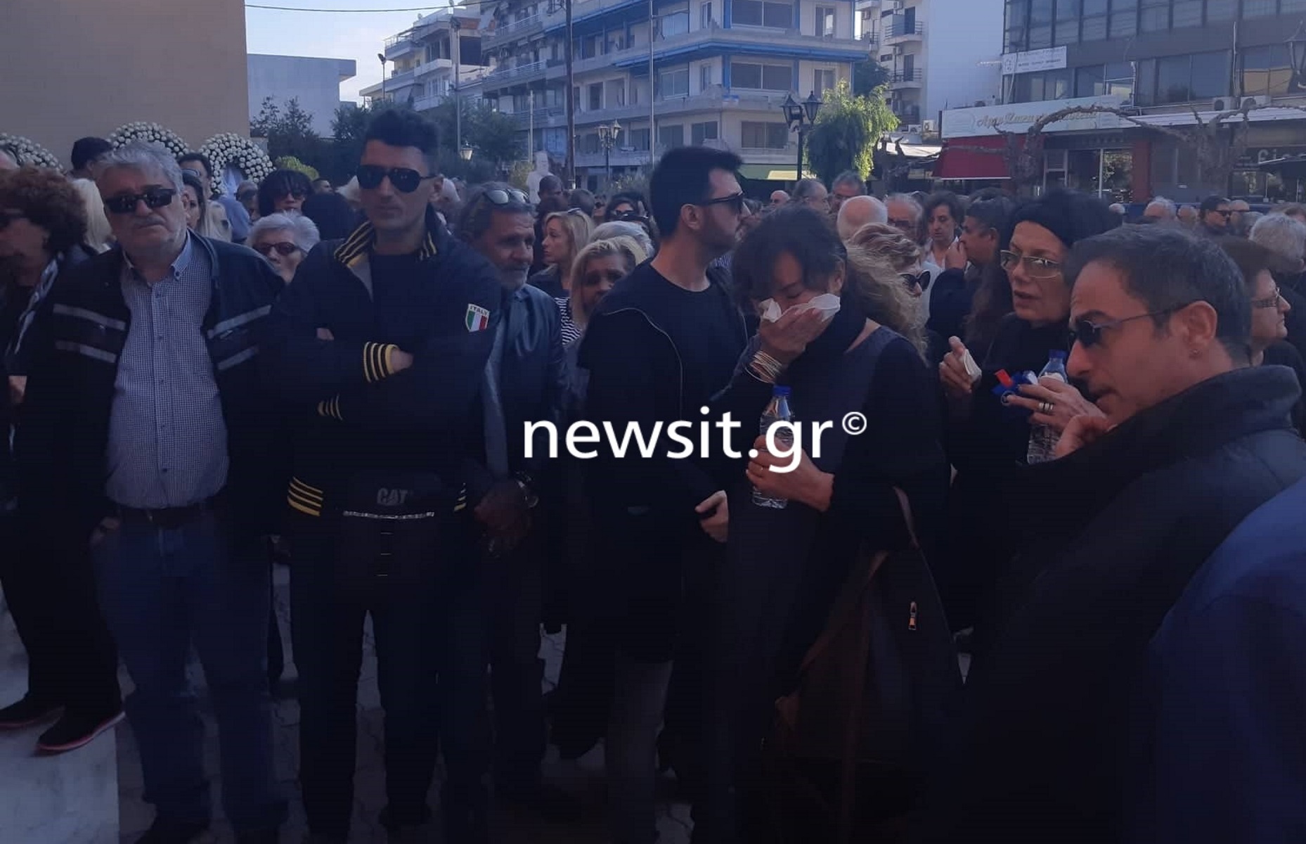 Γιάννης Σπανός: Πλήθος καλλιτεχνών στην κηδεία του [Pics, video]