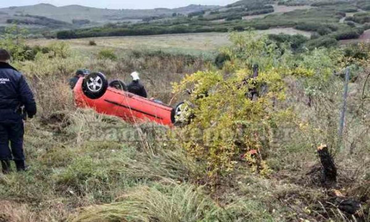 Φθιώτιδα: Τούμπαρε το αυτοκίνητο στα χωράφια και εγκλωβίστηκε η οδηγός!
