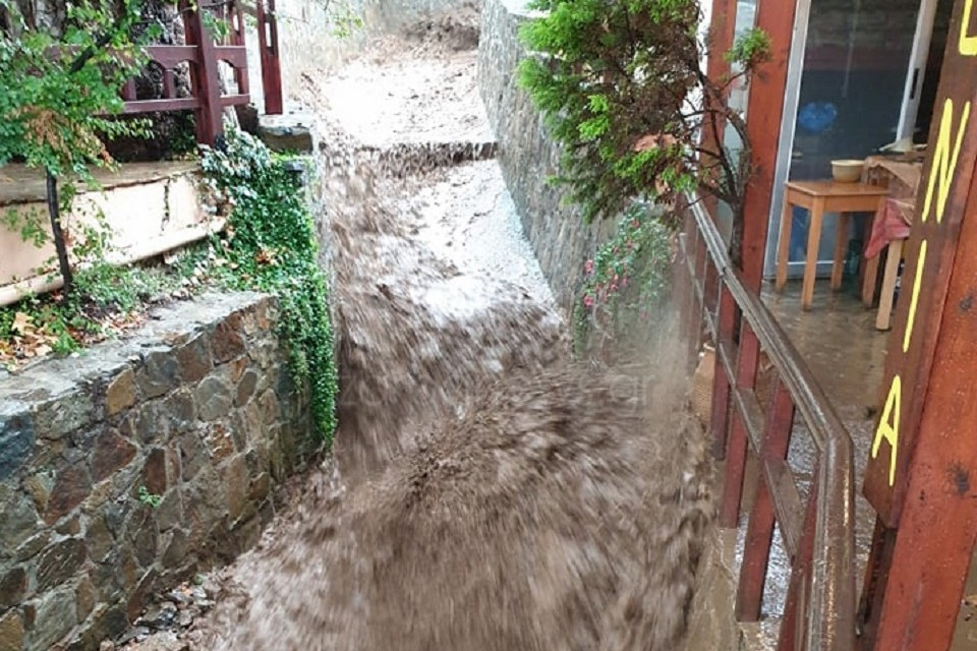 Κρήτη: Η στιγμή που χείμαρρος περνάει μέσα από ταβέρνα – Κόντεψαν να πνιγούν στην πρώτη δυνατή βροχή – video