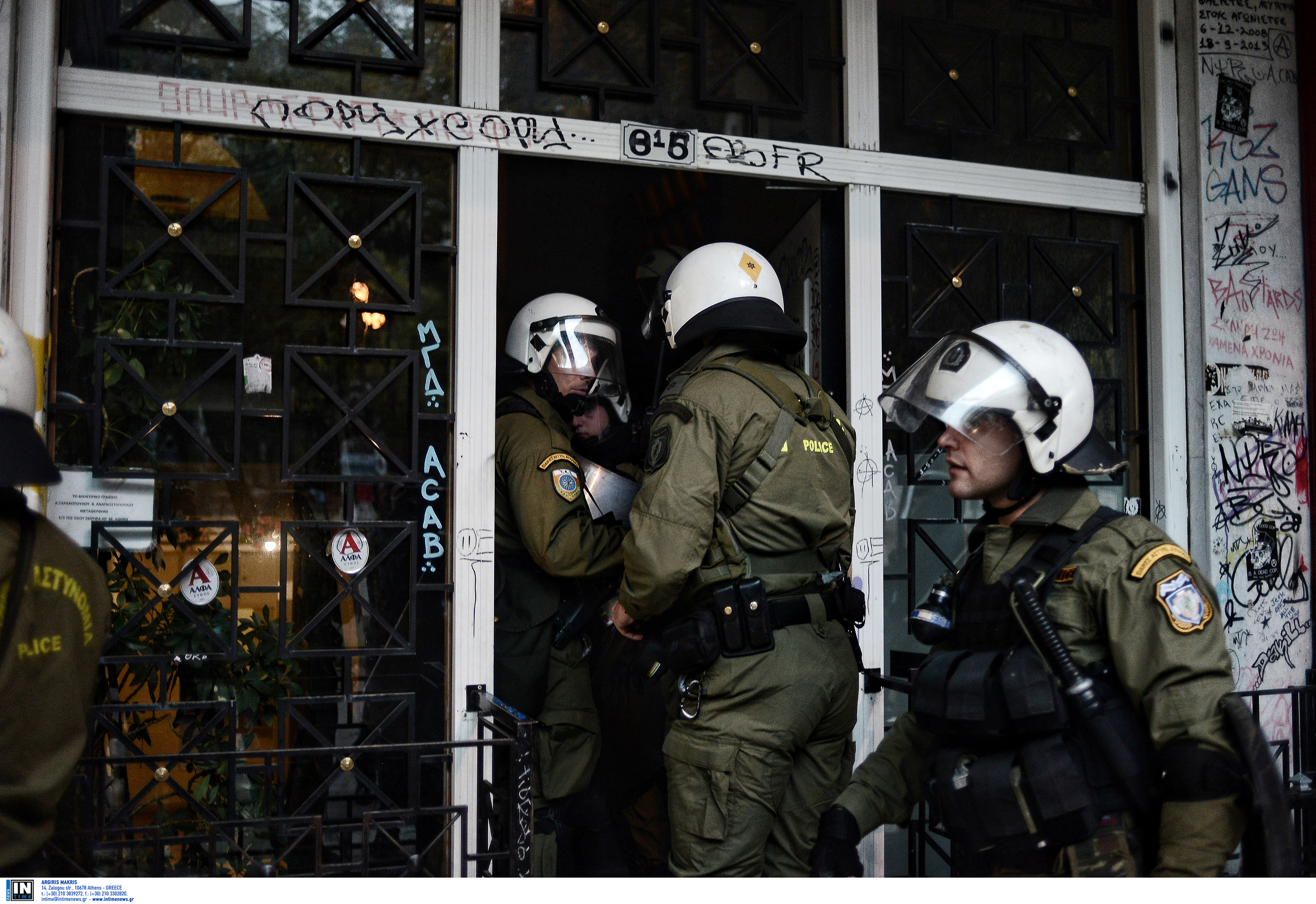 Πολυτεχνείο: Ένταση στην Ευελπίδων κατά την προσαγωγή των 32 συλληφθέντων