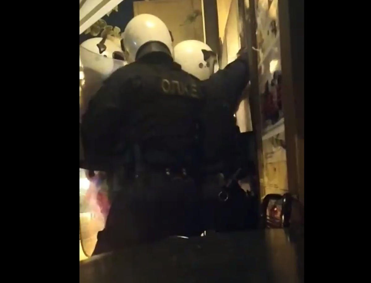 Εξάρχεια: Πολιορκία αστυνομικών σε καφενείο για να κάνουν συλλήψεις!
