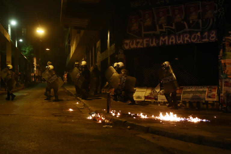 Πολυτεχνείο: Αψυχολόγητο ντου, επίθεση ΜΑΤ σε ρεπόρτερ του newsit.gr και ανοιγμένα κεφάλια!